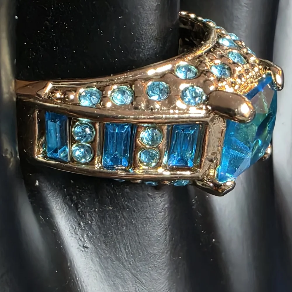 Vintage Blue Crystal Statement Ring Gold Tone Fluorescent Size 9 687